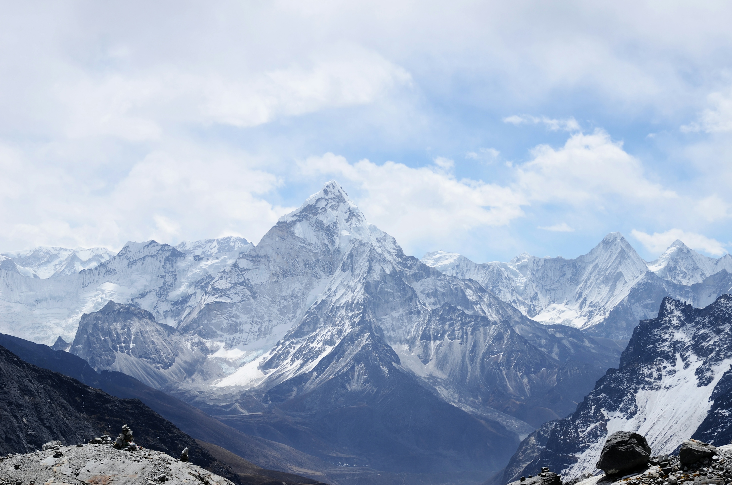 Majestuosas montañas nevadas de los Andes